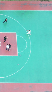 校园运动场学生打篮球体育运动竖屏航拍视频