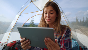 女孩在帐篷里看ipad17秒视频