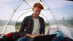男人在帐篷里打电脑22秒视频