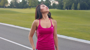 女性在塑胶跑道上运动18秒视频