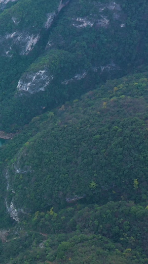 航拍巍峨大山下的石笋河喀斯特地貌河流山水山清水秀39秒视频