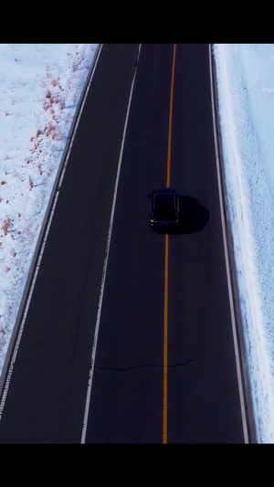 在新疆X203国道雪山学地道路车辆行驶并拍摄远景电影调色15秒视频