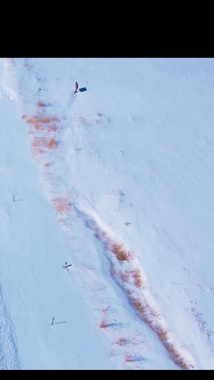 在新疆X203国道雪山学地道路车辆行驶并拍摄远景电影调色15秒视频