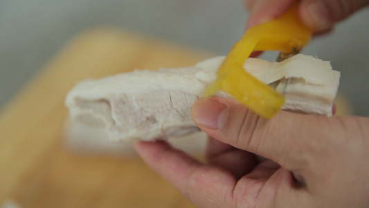 削皮刀制作晾衣白肉切肉片视频