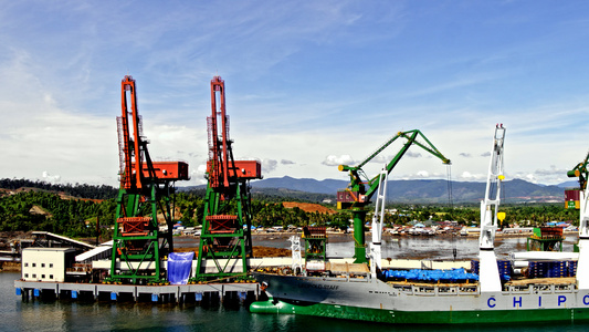 印尼货运码头起重机视频