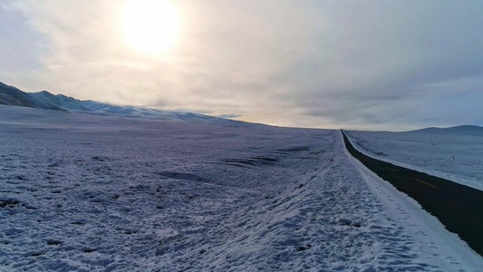 雪天航拍草原公路视频