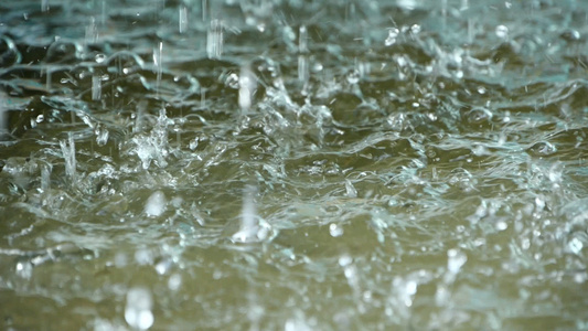 升格大雨雨滴暴雨下雨天雨水湖水视频