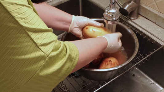 水龙头洗土豆视频