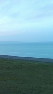 青海湖边草地航拍视频