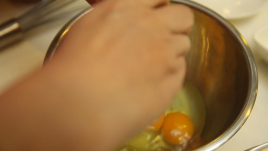 厨师磕鸡蛋打鸡蛋 视频