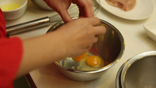 厨师磕鸡蛋打鸡蛋 视频