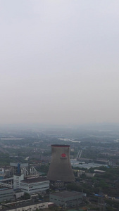 航拍城市现代化工业工厂冷凝塔排放白色烟雾素材烟囱素材视频