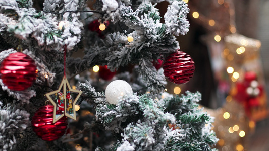 冬季圣诞树上的幸运球装饰视频