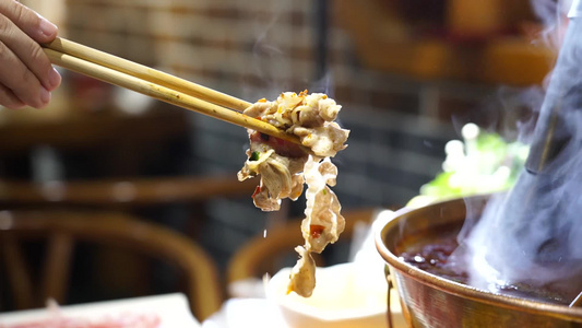 冬季火锅从锅里夹起食材视频