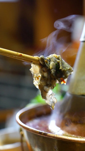 冬季火锅从锅里夹起食材视频
