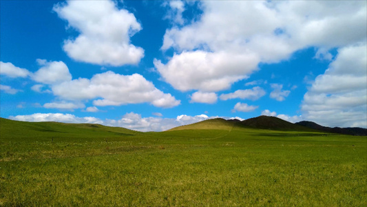 4k拍摄蓝天白云下内蒙古辽阔的千里草原视频