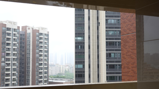 城市住宅楼的雨天实拍视频