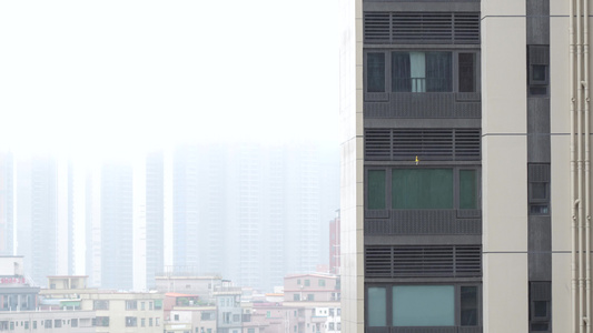 城市住宅楼的雨天实拍视频