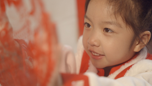 4K小女孩春节贴窗花装饰视频