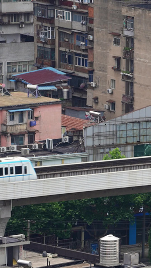 航拍城市穿过老城区居民区的城际铁路交通素材出行方式30秒视频