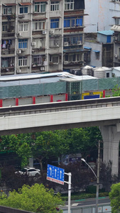 航拍城市穿过老城区居民区的城际铁路交通素材铁路素材视频