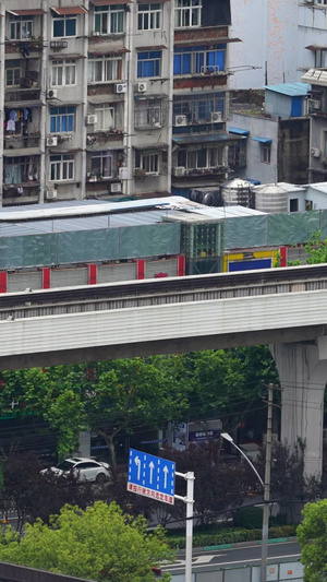 航拍城市穿过老城区居民区的城际铁路交通素材铁路素材30秒视频