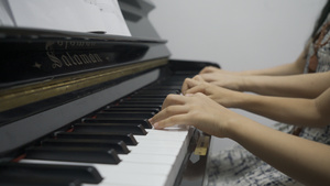 钢琴老师教人弹钢琴特写4K33秒视频