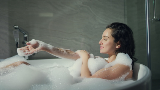 快乐的姑娘在室内浴玩得开心美丽的女人在酒店享受洗澡视频