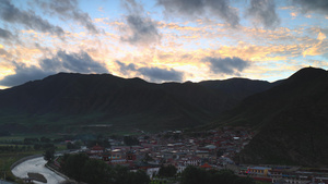 甘南藏族自治州群山环绕乡村日落延时视频15秒视频