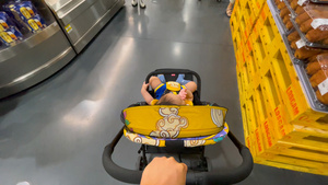 4k实拍推着婴儿车带宝宝逛超市26秒视频