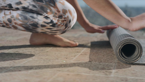 妇女户外锻炼后在健身垫上滚瑜伽教练折叠床垫15秒视频