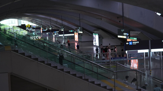广州南站的旅客视频