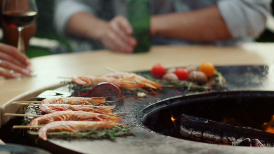 烧烤架上烹饪食物准备派对的虾视频