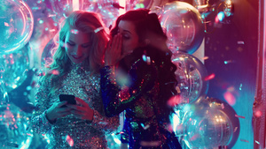 在俱乐部里看智能手机的漂亮女孩人在派对上发短信9秒视频