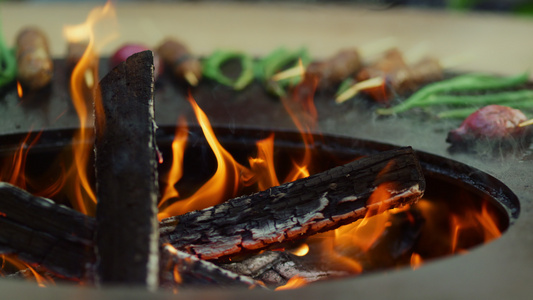 在后院的bbq烧烤炉中燃的火焰以为食用美味的物做饭视频