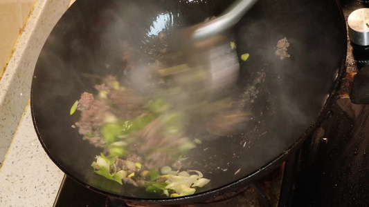 肉馅炒制麻婆豆腐底料视频