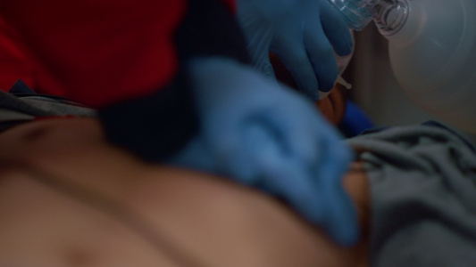 辅助医务人员的手为病胸部提供心脏按摩服务视频