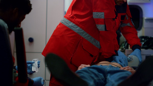 混合种族辅助护理人员在救车上为病人提供心脏按摩按摩制服26秒视频