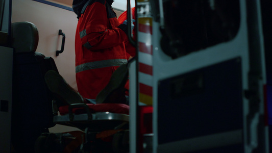 急救车病人的医护员生在担架上治疗男人视频