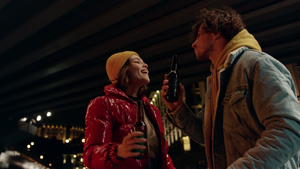 在街上Broodershaft喝酒的情侣们欢欣鼓舞男人和女享受约会12秒视频