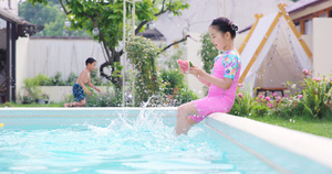 8K夏日小女孩小女孩坐在泳池边吃西瓜19秒视频