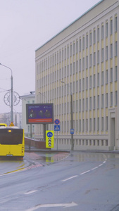 寒冬雨雪天气街道上的车流城市交通视频