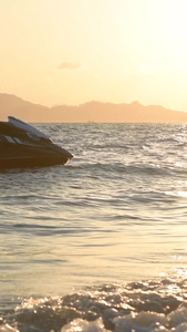 夕阳下的摩托艇海上娱乐项目视频