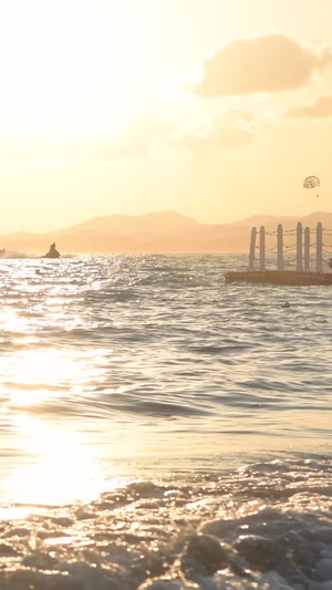 夕阳下的摩托艇海上运动15秒视频
