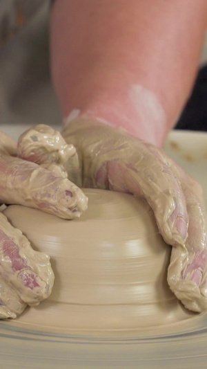 陶器陶瓷陶土拉胚陶器制作特写手工课65秒视频