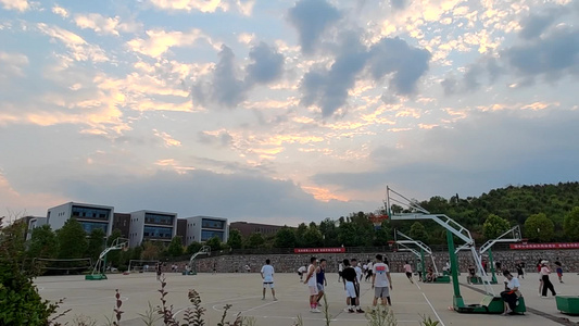 操场上打篮球的学生[下课时]视频