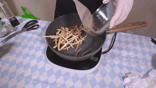 小鸡炖蘑菇茶树菇炒制做饭视频