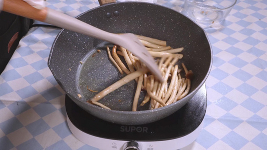 小鸡炖蘑菇茶树菇炒制做饭视频