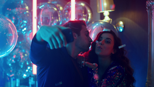 情侣在俱乐部录影带在派对上拍自的男女视频