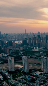 晚霞黄昏时刻的城市天际线都市风光大范围延时视频素材摩天大楼视频